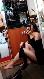 janicee : 脫下黑絲💖
性感細肩帶👠
外套下是什麼呢?👀
解鎖看更多😍