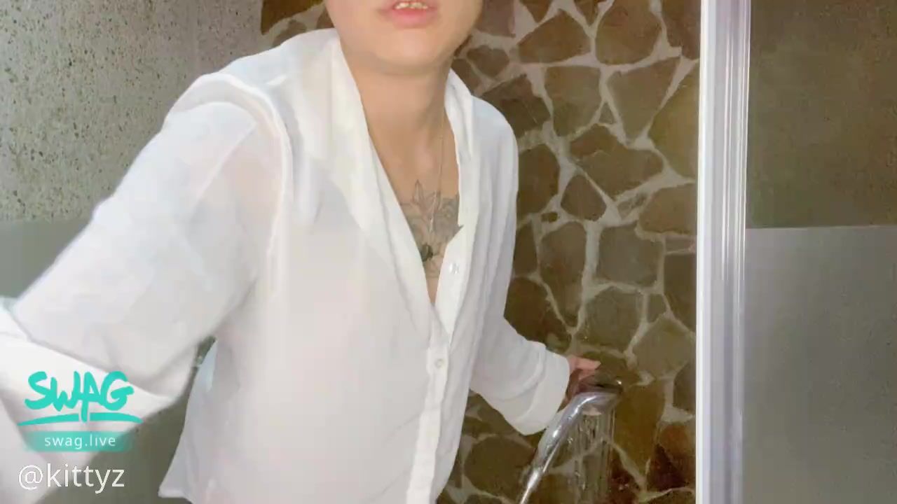 kittyz : 洗澡時 手真的很忙
東摸摸西摸摸 
順便把下面摸到濕❤️

🔱喜歡詩詩的記得按追蹤
🔱喜歡什麼類型的可以跟詩詩說 詩詩來滿足你
🔱往後會更努力拍攝更好的影片