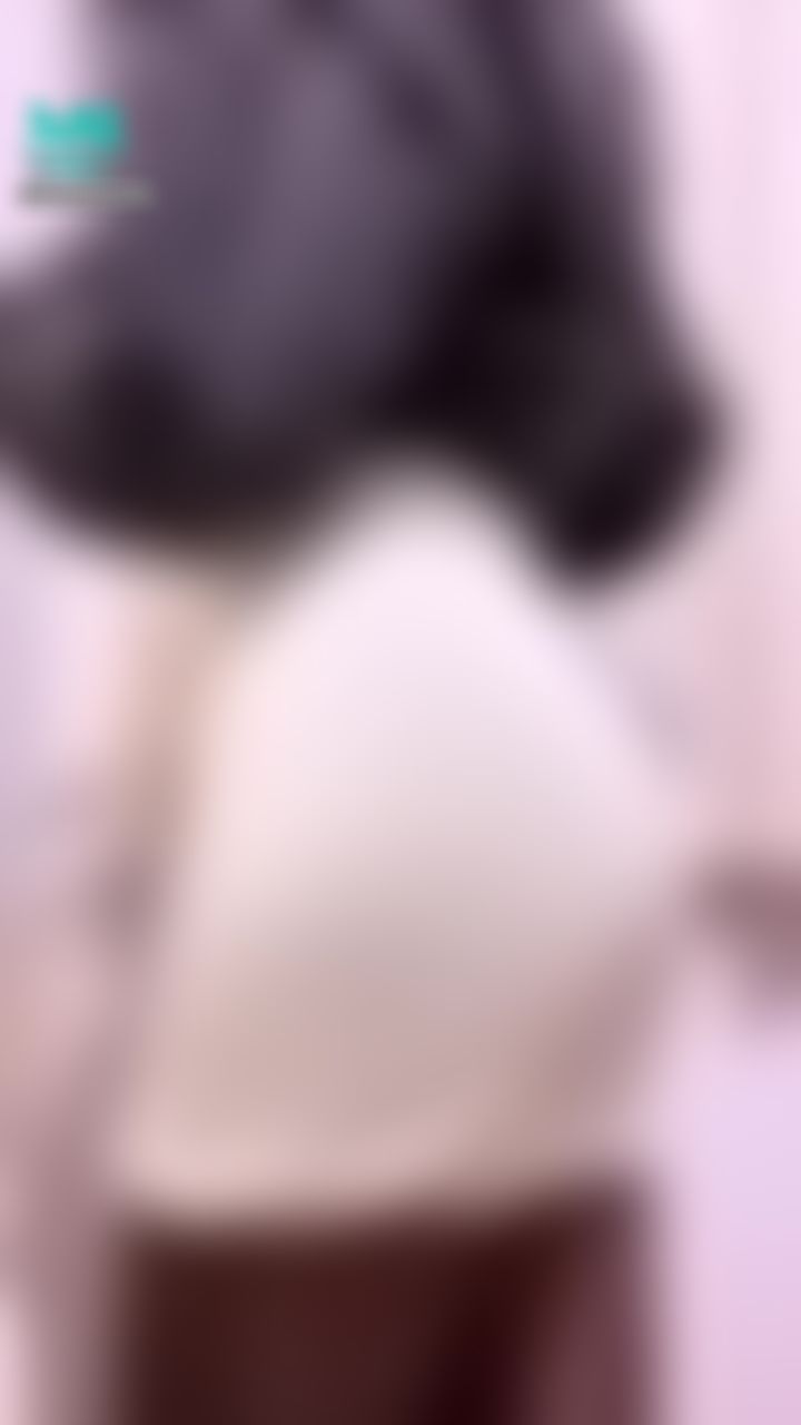 kiwitakeufly : 絲襪後面還有一條線🙈幫我脫好不好