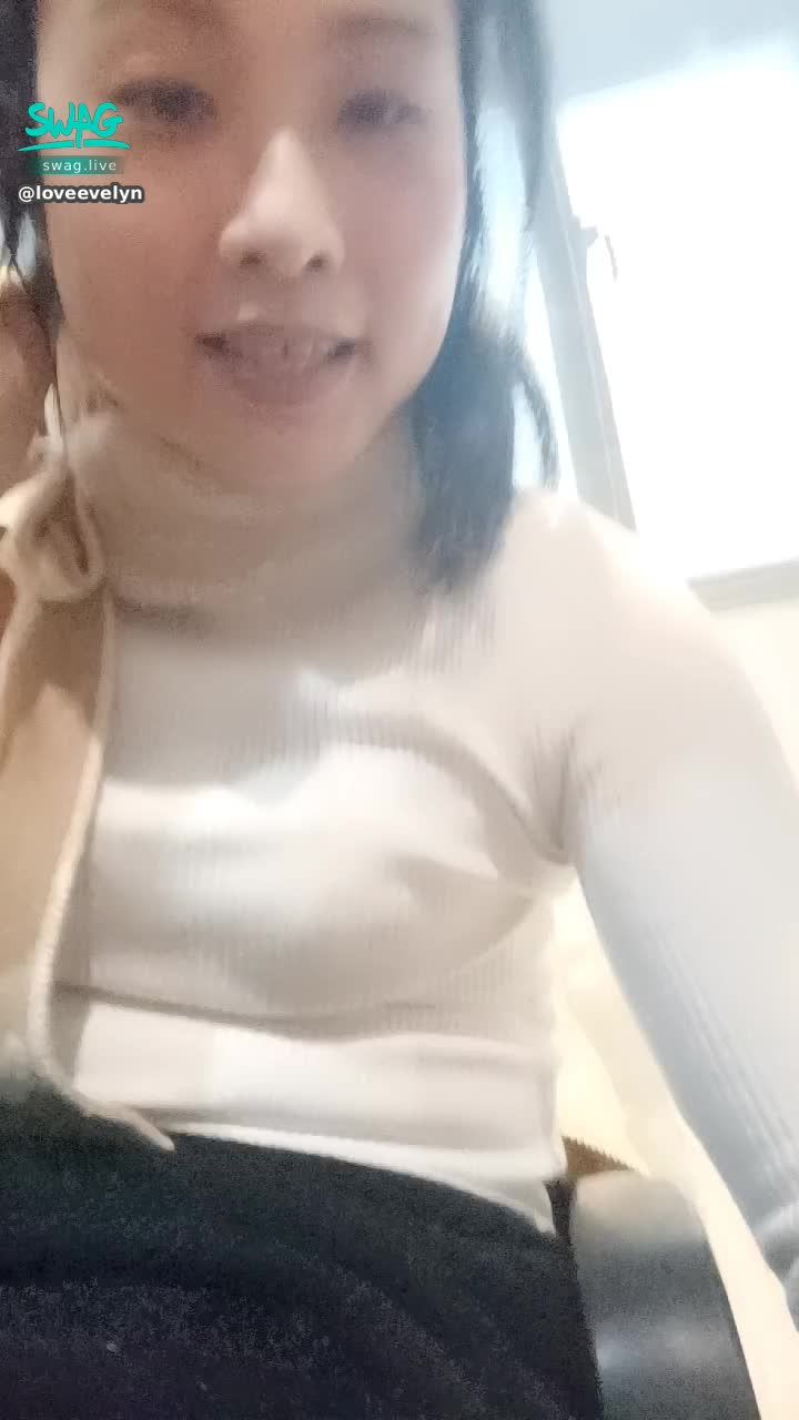 loveevelyn : 噓~~~上課偷偷錄的，開檔絲襪真空喲
#SWAG騎人節
夢幻女友的情色誘惑，你受得了嗎？