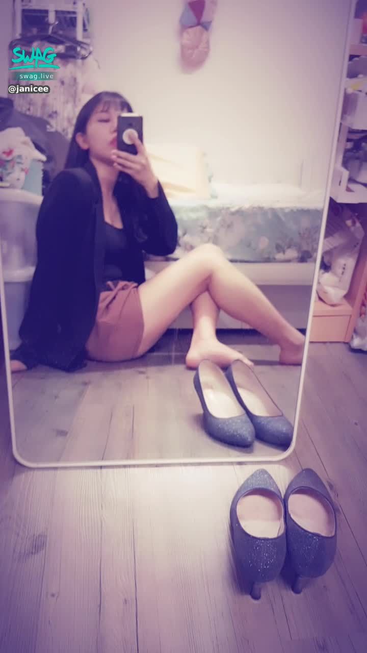 janicee : 起身時露出小褲💋
超短迷你裙😈
性感幹練的西外OL💙
in office  working style😍