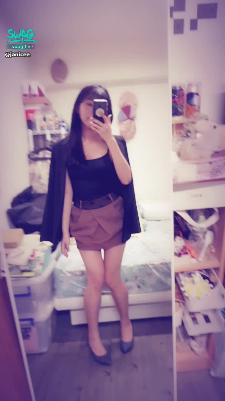 janicee : 坐著翹腳的OL💙
性感易曝光的迷你裙😈
in office  working style😍