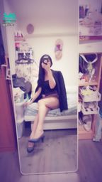 janicee : 性感OL💙
換姿勢時迷你裙曝光了😈
還從床上滑下來🤣
in office working style😍