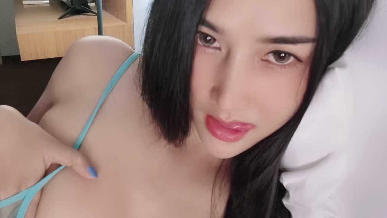 sydneyy : on​ the​ bed​