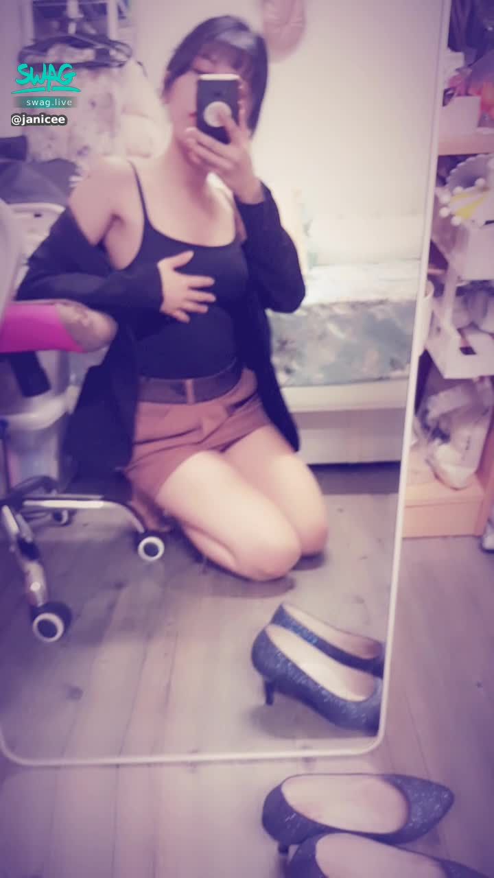 janicee : 性感OL💙
有人要進辦公室了，只好趕快穿上外套😥
in office  working style💐