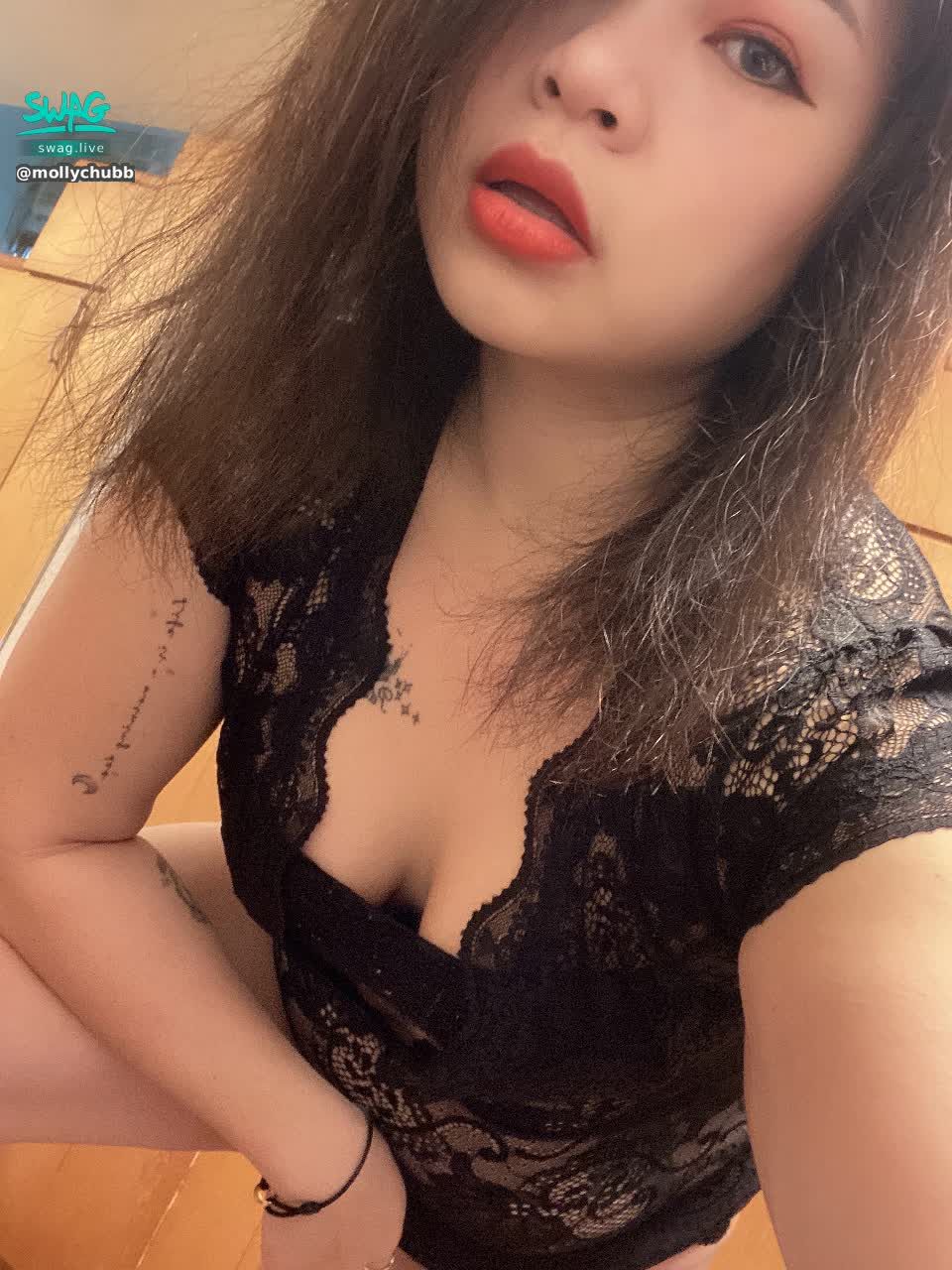 mollychubbygirl : 想被姊姊駕馭嗎⋯⋯