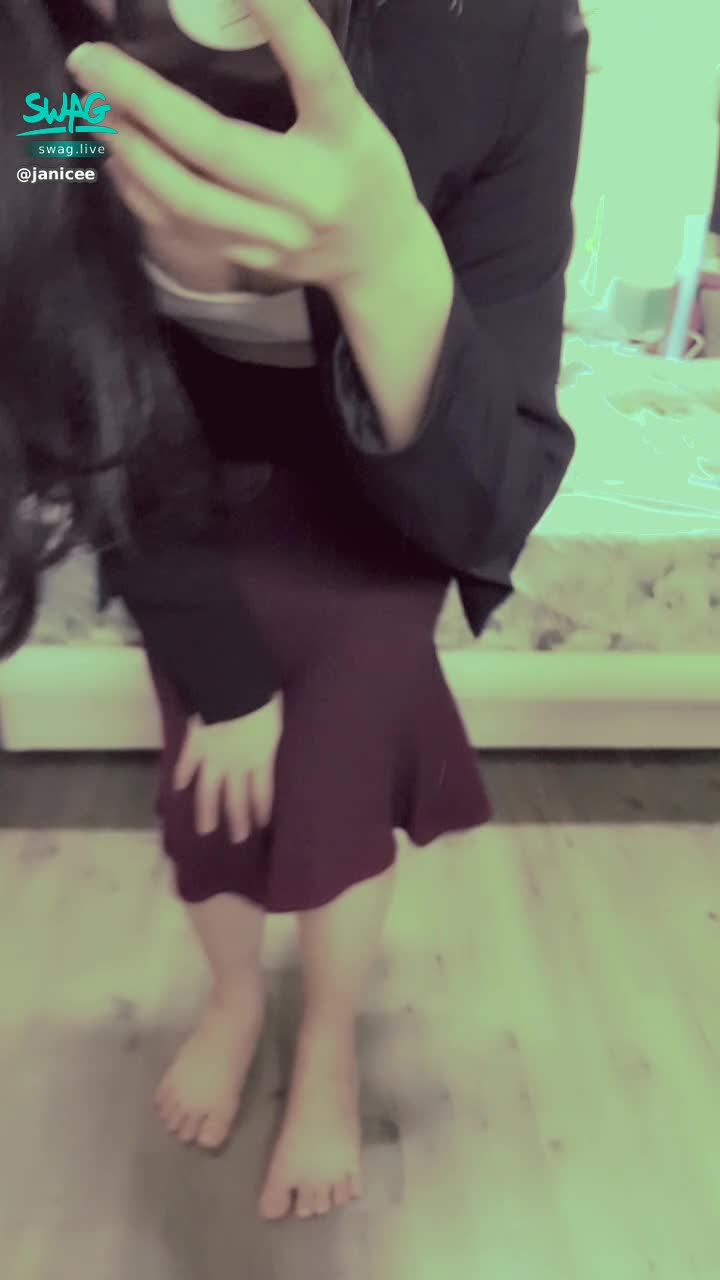  : OL裝扮II💋
低頭時的邪惡視角😈
這次的外套下，又藏了什麼？👀
under the suit🎀