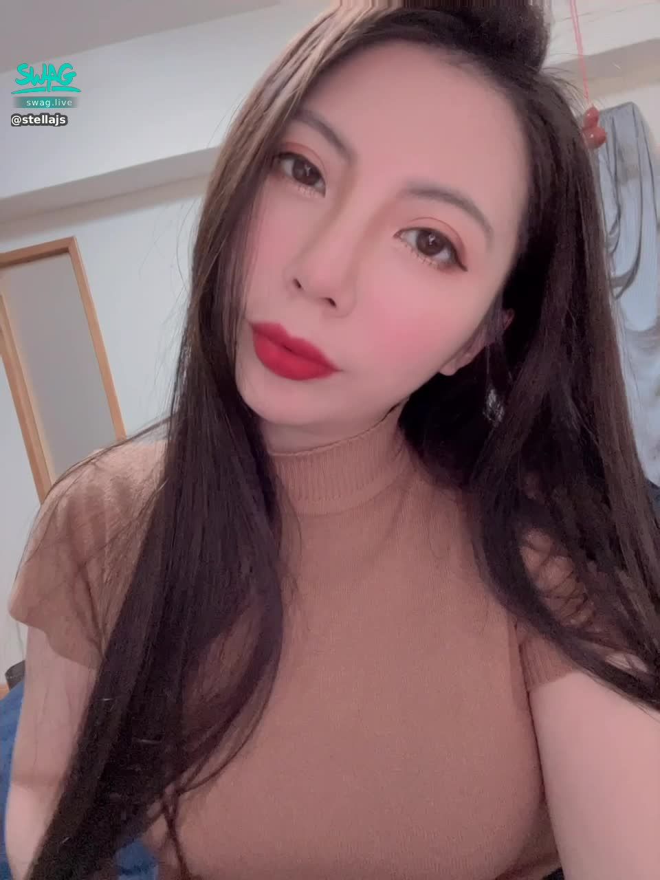 stellajs : 不一樣的揉揉葡萄😈😈
想要夾唇膏💄但是失敗了啦😅😅
有人會想私訊解鎖真空影片嗎🔓🔓🔓