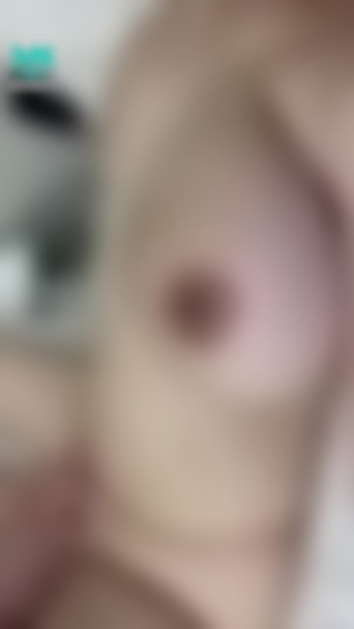 kathyicup : 一隻手挑逗我的乳頭⋯一隻手逗弄我的騷穴⋯都是我很敏感的地方⋯被挑逗就會酥酥麻麻想要討肉棒插⋯還有淫蕩的對話⋯聽我可愛的的聲音說插進來❤️🔞🙈
