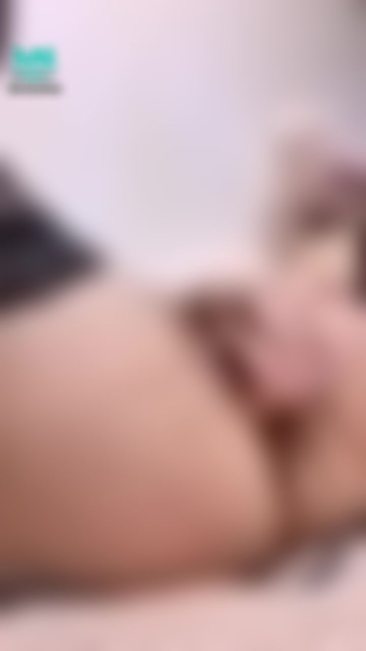 kathyicup : 強烈抽插🔞用棒棒快速插自己的小穴發出啪啪的聲音好像真的在做愛⋯都插到流出白汁⋯舒服的直喊用力插我的小穴好不好❤️
