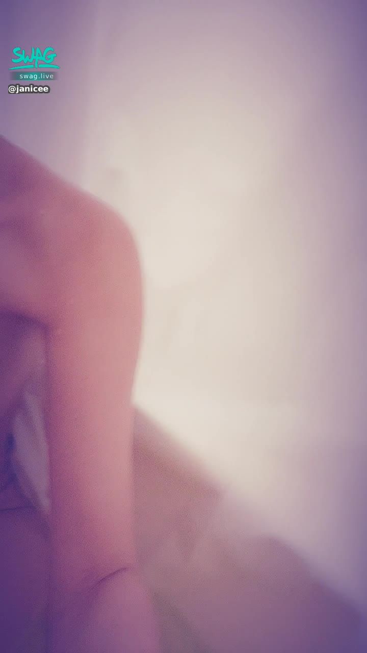janicee : 泡澡🛁
性感下乳與腰身💦
嘩啦嘩啦的水聲🐋
泡個橘子湯♥️
bathing time❤️