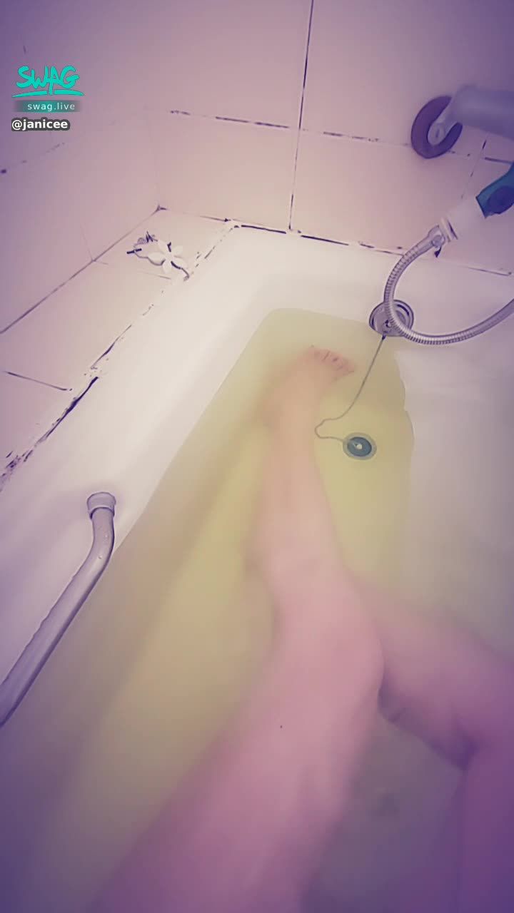 janicee : 放鬆的泡澡時光🛁
橘子口味的香氣💦
浴缸裡的美腿👠
bathing time❤️