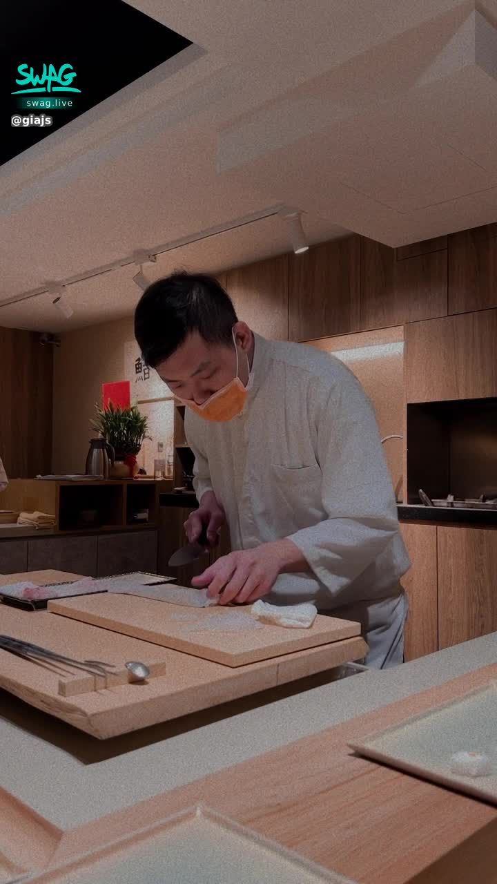  : Every time I see the chef making my sashimi, I feel like 🤤🤤🤤
