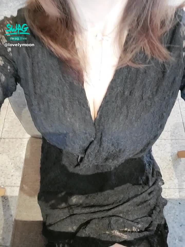 lovelymoon : 深V爆乳蕾絲洋裝的日常