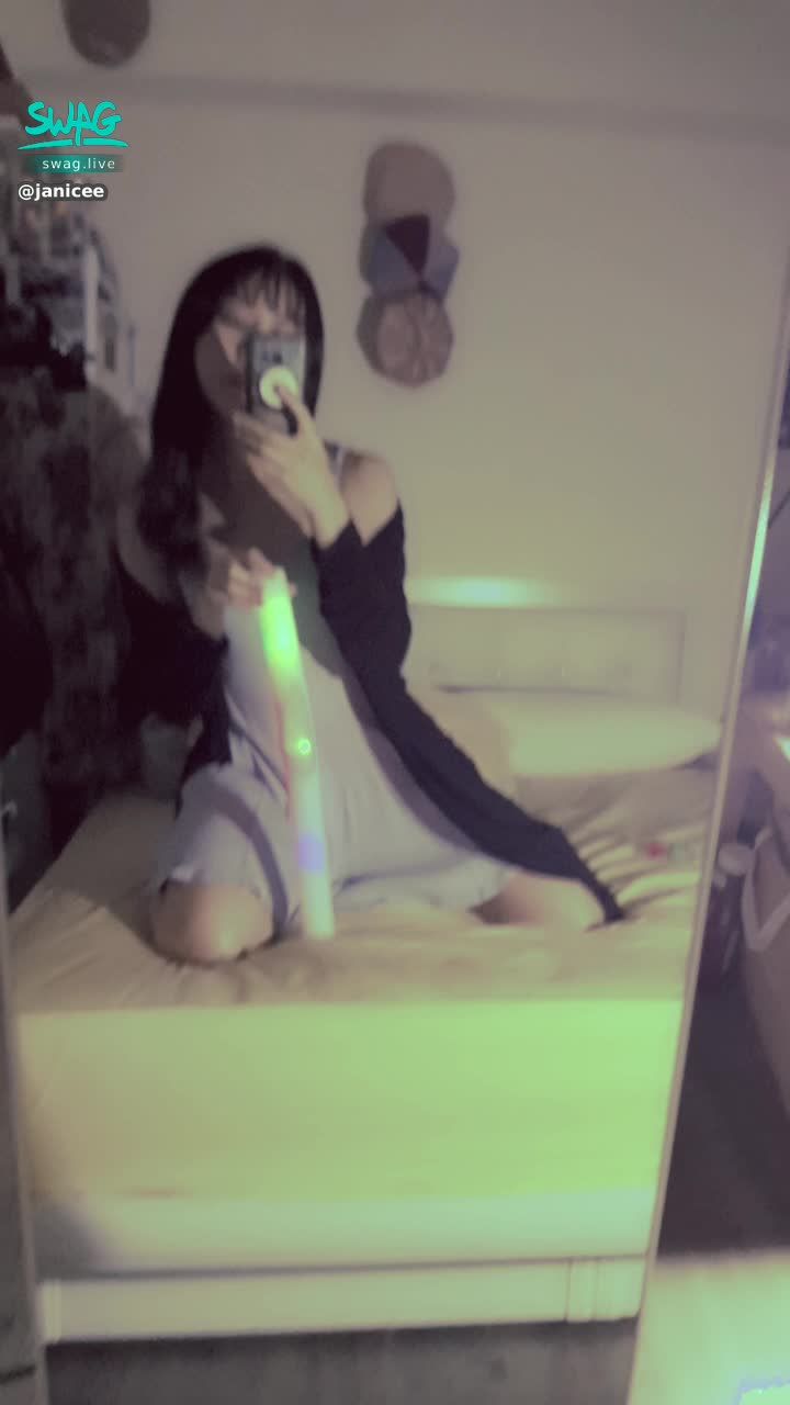 janicee : 彩色燈光搖曳的金魚⭐
金魚妻的影片版邏輯真的看不下去，為了露而改變情節設定😎
漫畫版好看多了💓
絢麗霓光下的光澤，有了雙腿在這城市比較容易存活嗎？💋
goldfish light💙