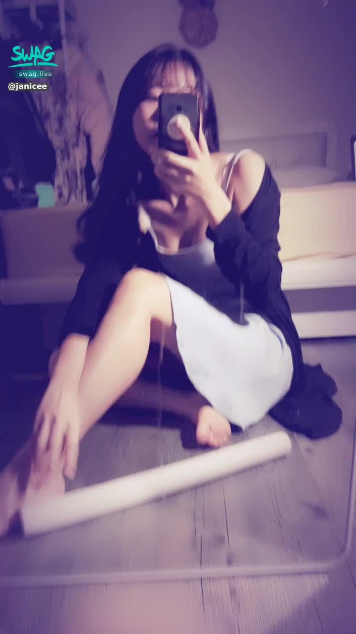 janicee : 霓虹燈下的低胸輪廓⭐
快要掉下去的細肩帶🌹
如同魚尾的洋裝，配上發光的腿💙
有了雙腿在這城市比較容易存活嗎？💋
goldfish light👠