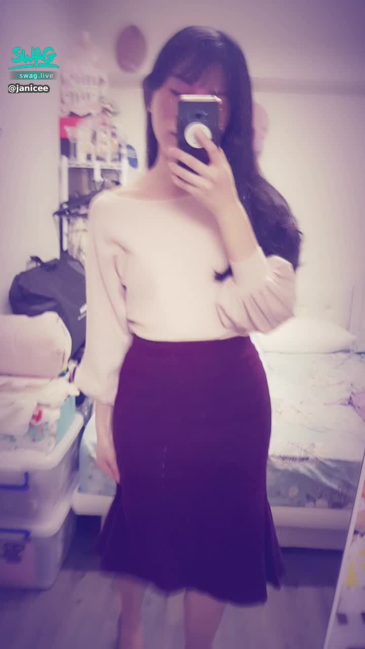 janicee : 氣質系小姐姐💖
微開的領口🎀
魚尾裙的臀部曲線🌹