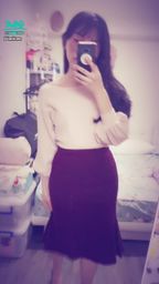 janicee : 氣質系小姐姐💖
微開的領口🎀
魚尾裙的臀部曲線🌹