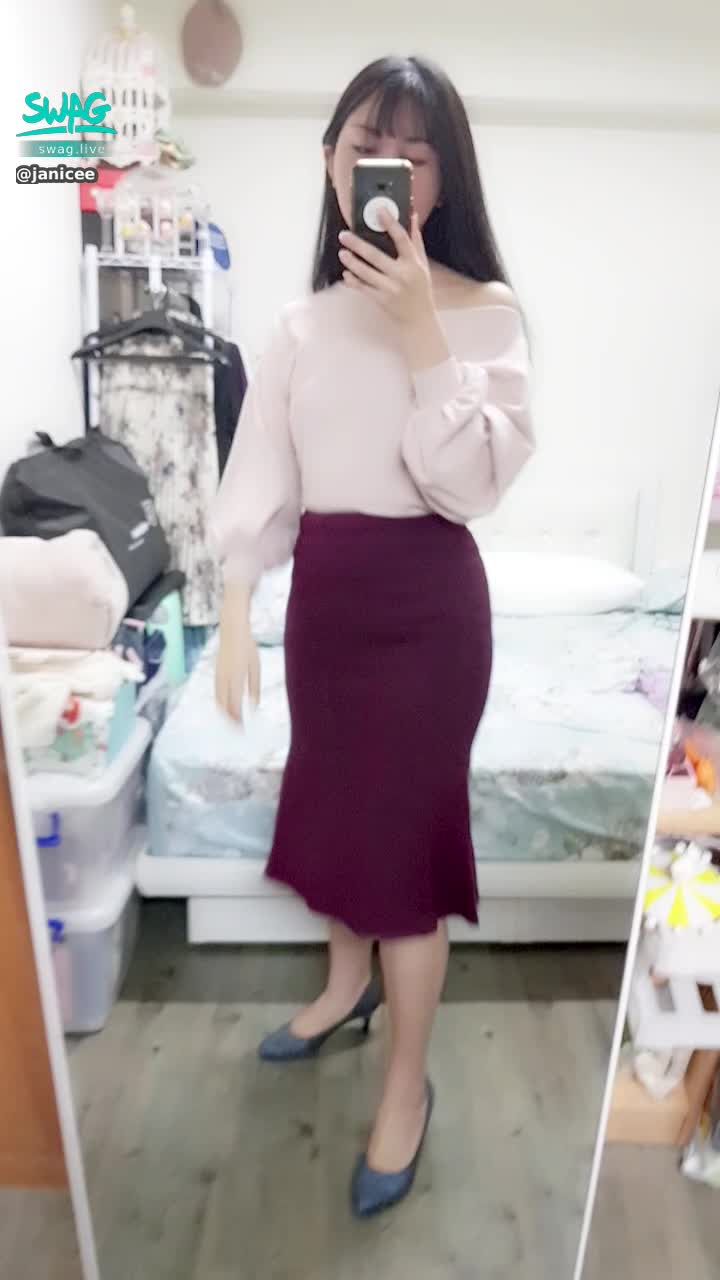 janicee : 脫下高跟鞋👠
拉下一邊領口，露出香肩💋
氣質系魚尾裙，襯出臀部曲線💛
mermaid💙