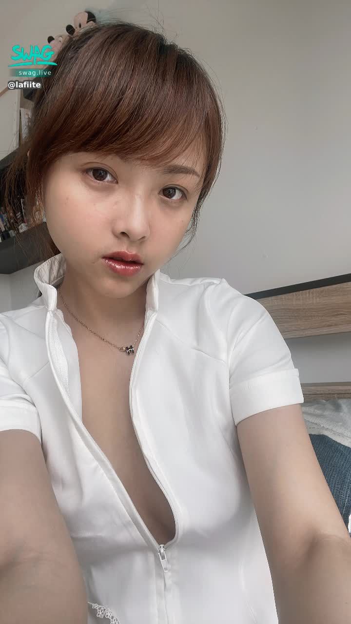 lafiite : 我剛睡醒❤️還想繼續睡
誰來跟我抱著睡
小護士會照顧你喔😘