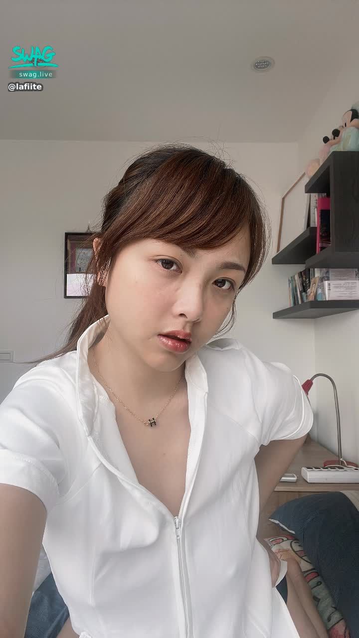 lafiite : 有人說我一笑就沒幻想了
那麼我來個厭世臉
因為我還沒吃早餐 有點餓🥺