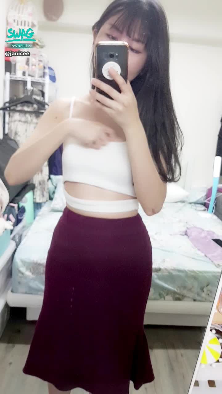  : 心機的小背心😈
往上拉就呼出南半球💋
內衣剛脫，被內衣壓著的痕跡還在💖
semisphere👠