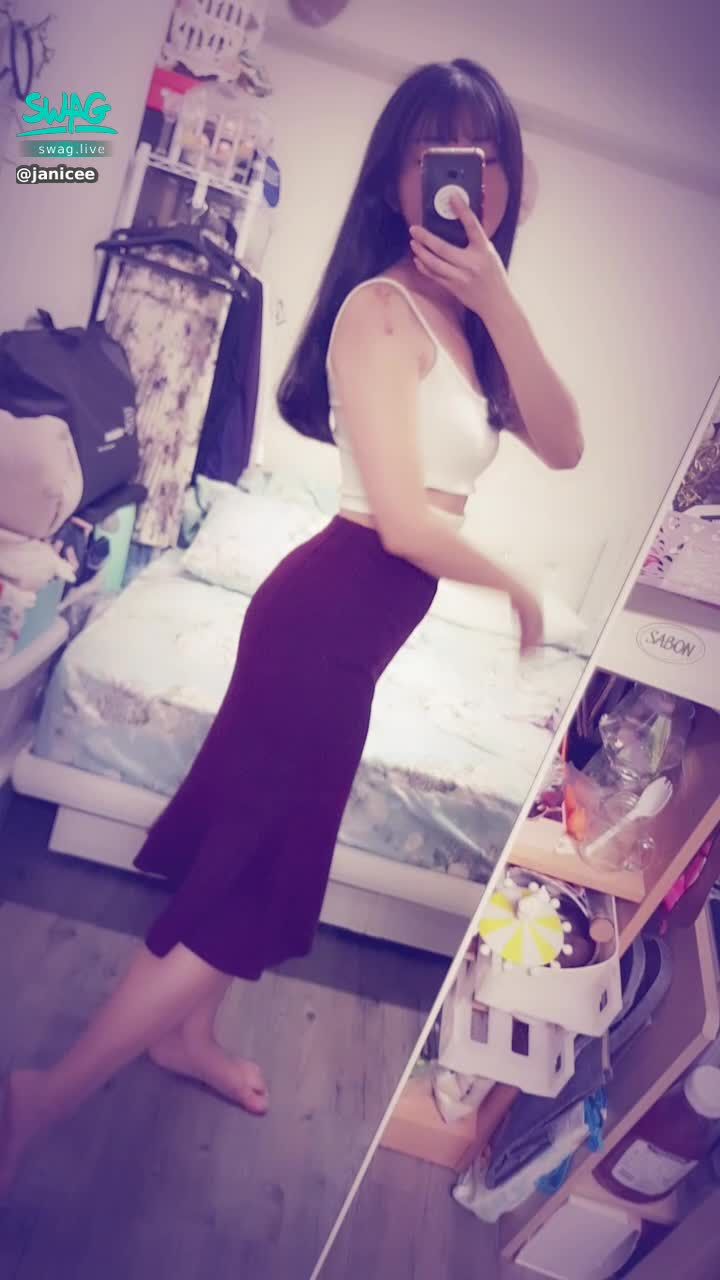  : 細肩帶低胸的性感上衣💋
魚尾裙側身貼身的姣好曲線💙
semisphere👠
