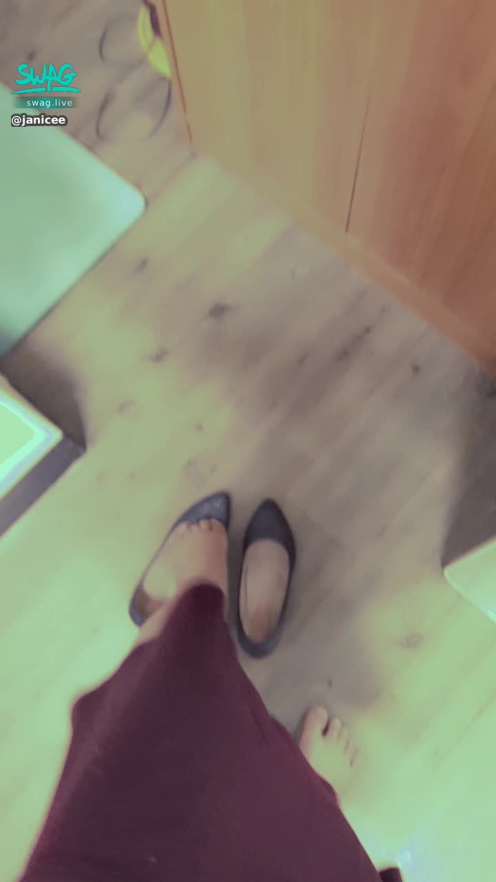 janicee : 穿上高跟鞋👠
露出南半球的小背心💚
內衣剛脫，被內衣壓著的痕跡還在💖
semisphere💗