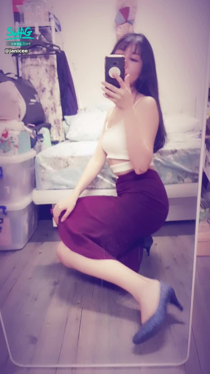 janicee : 性感南半球💋
跪著的美人魚💛
內衣剛脫，被內衣壓著的勒痕還在💖
semisphere👠