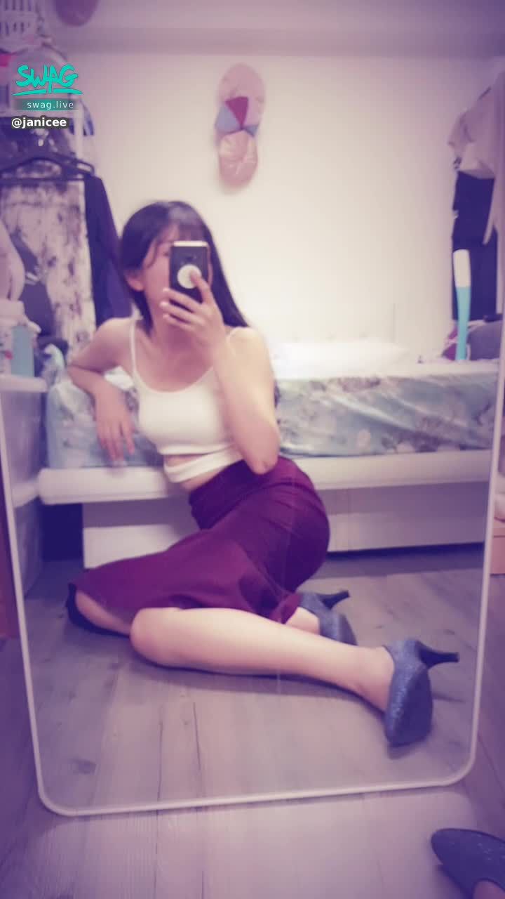 janicee : 渾圓的南半球💙
小胸的另一種性感💓
要看影片不願意付費解鎖，還要說人敲詐與講文言文，到底是什麼心態呢？👀
內衣壓著的勒痕還在，真的是一種束縛呀💧
semisphere🌹