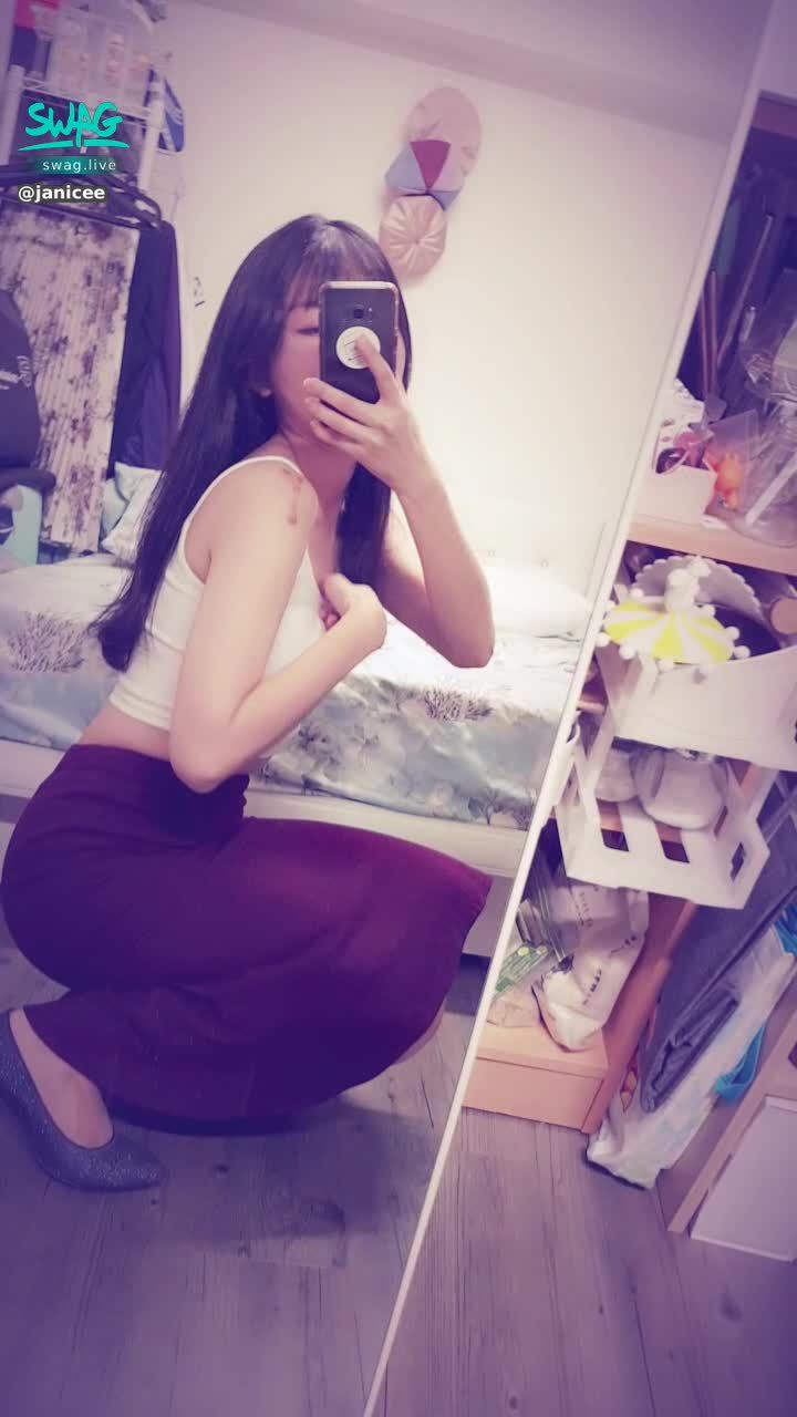 janicee : 緊身魚尾裙，蹲著時露出臀部的曲線💋
女體的性感弧度💖
南半球的側面，展現小胸的另一種性感💓
💚
內衣真的是一種束縛呀💧
semisphere😈
