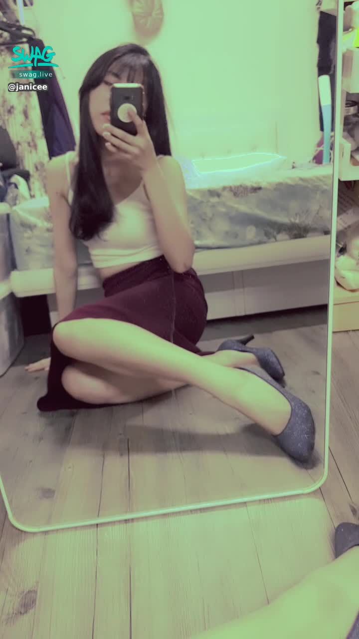  : 拉起衣服，露出渾圓的南半球💙
小胸的另一種性感角度💓
內衣壓著的勒痕還在，真的是一種束縛💧
性感細跟高跟鞋👠
semisphere🌹