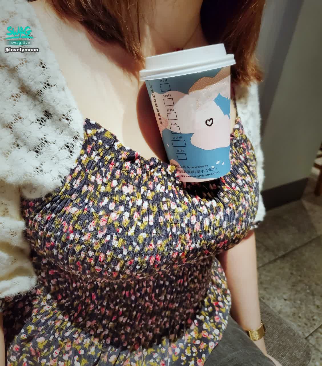 lovelymoon : 咖啡是滿的
胸部是真的
🌼白色騎人節🌼要來了
想跟月兒喝咖啡嗎？
送指定禮物🎁
私訊月兒大聲說我想跟你喝咖啡
純約會
想把咖啡在這裡嗎？