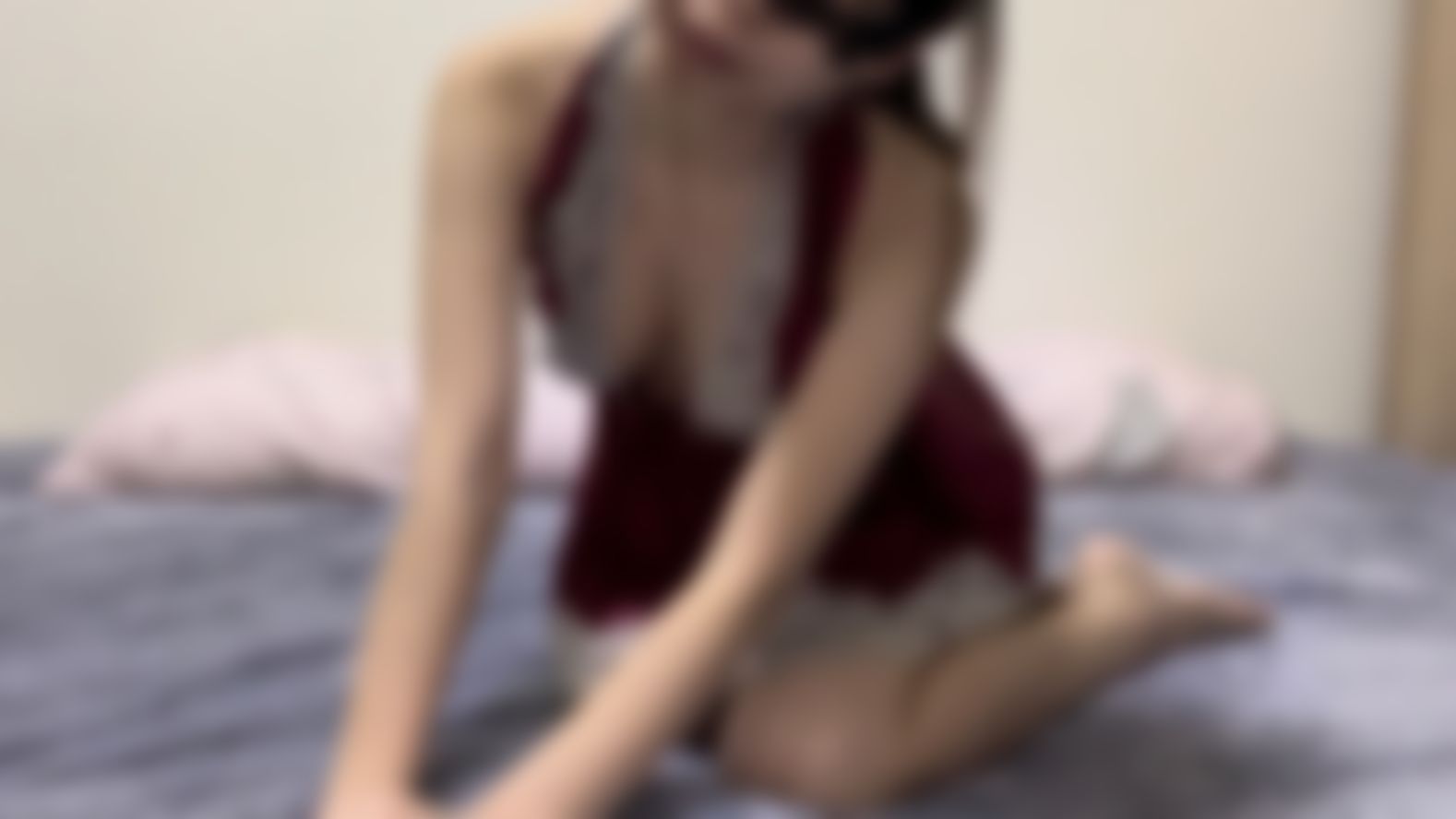 sexyemily : 小女僕上線囉～寶貝們準備好讓我為你…打掃一下吧☺️用嘴巴幫你打掃如何呢💕