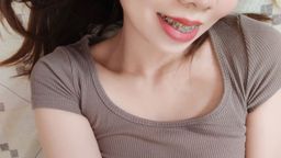 jenzhen : 直播到一半,没什么人
就自己来爽了
先来一点屁屁与点点秀
后把舌头👅舔一舔逼逼
真的好震,好容易高潮
过后再不停地抽插💦🔞
妹妹感觉好爽,好需要🥵
哥哥可以来帮帮妹妹一起爽爽吗?