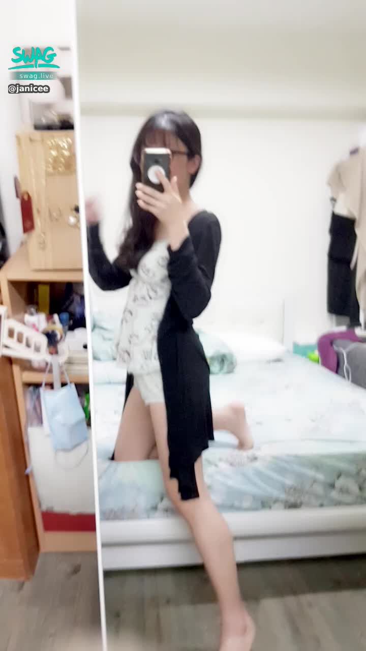 janicee : 外套下的睡衣⭐
背後的挖背設計💗
性感細肩帶與胸口的蕾絲💋
馬卡龍甜點系女孩🌹
macaron💓