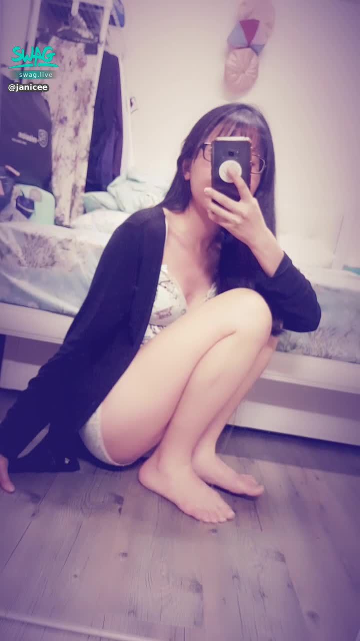 janicee : 蹲姿與地板上坐著😈
極短褲的褲底👀
細肩帶與蕾絲💋
馬卡龍甜點系睡衣💛
macaron💓