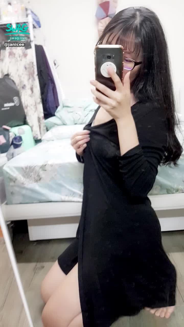 janicee : 拉開外套，胸口深V的蕾絲裝飾💗
甜得讓人想咬一口💋
馬卡龍甜點系睡衣💛
macaron💓