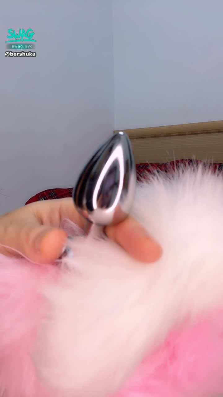 bershuka : 剛剛直播🔞玩得好濕⋯肛塞還好溫熱🤭💦 

✅後庭肛門控必收‼️
茉茉大尺露雙穴🔞狐狸尾巴肛塞情色2分半極致誘惑片‼️一個白色騎人節舌尖誘惑👅，即可收藏‼️