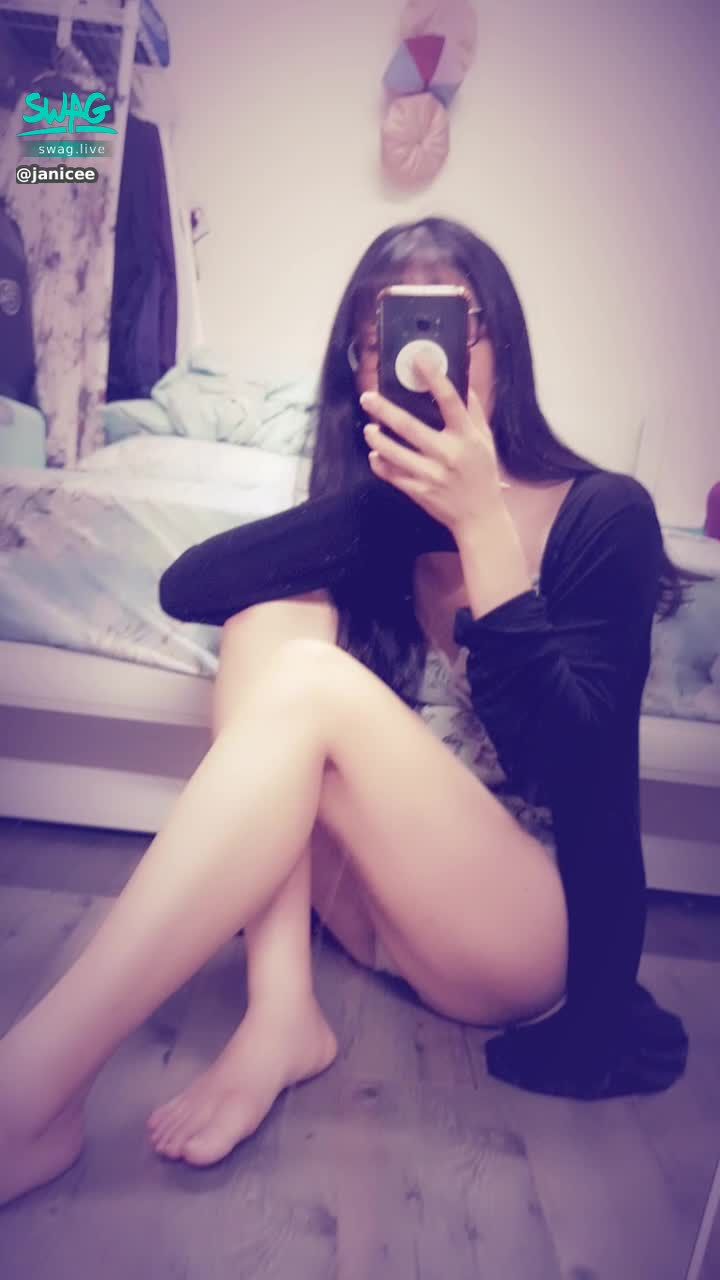 janicee : 摸摸好摸的腿💛
鏡子前的美腿坐姿 👠
細肩帶與蕾絲💋
馬卡龍甜點系少女💓
macaron🎀
