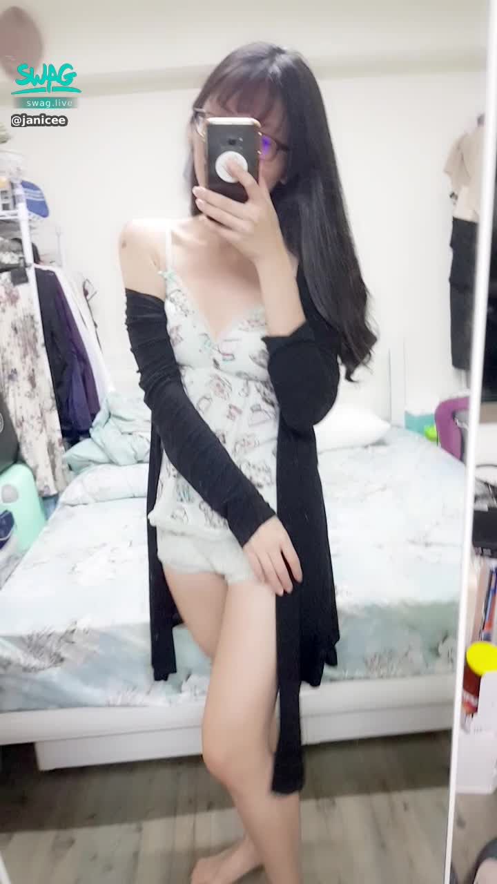 janicee : 穿上高跟鞋⭐
展現美腿👠
深V蕾絲甜點系睡衣💚
macaron💓