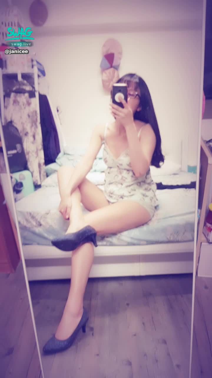 janicee : 高跟鞋的細跟鞋底👠
脫下高跟鞋，露出腳趾💙
深V睡衣💛胸口綴著蕾絲💙
v shape💋