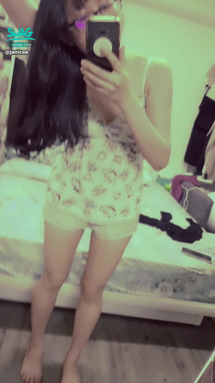 janicee : 低頭拿起高跟鞋👠
深V睡衣💛
綴著蕾絲與蝴蝶結的胸口🎀
v shape💋