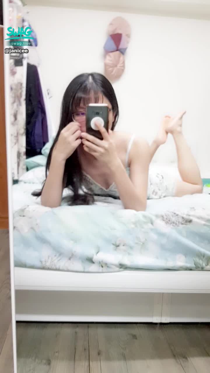 janicee : 趴在床上💗
深V睡衣💛當你的甜點😈
綴著蕾絲的包覆💙
v shape💓😍