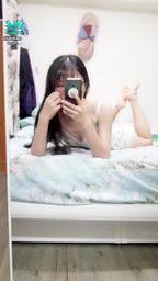 janicee : 趴在床上💗
深V睡衣💛當你的甜點😈
綴著蕾絲的包覆💙
v shape💓😍