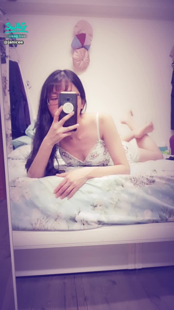 janicee : 床上趴著，放下一邊的肩帶👀
性感半裸的呼之欲出♥️
當你的甜點系女友💛
胸口綴著蕾絲的包覆💙
v shape😍