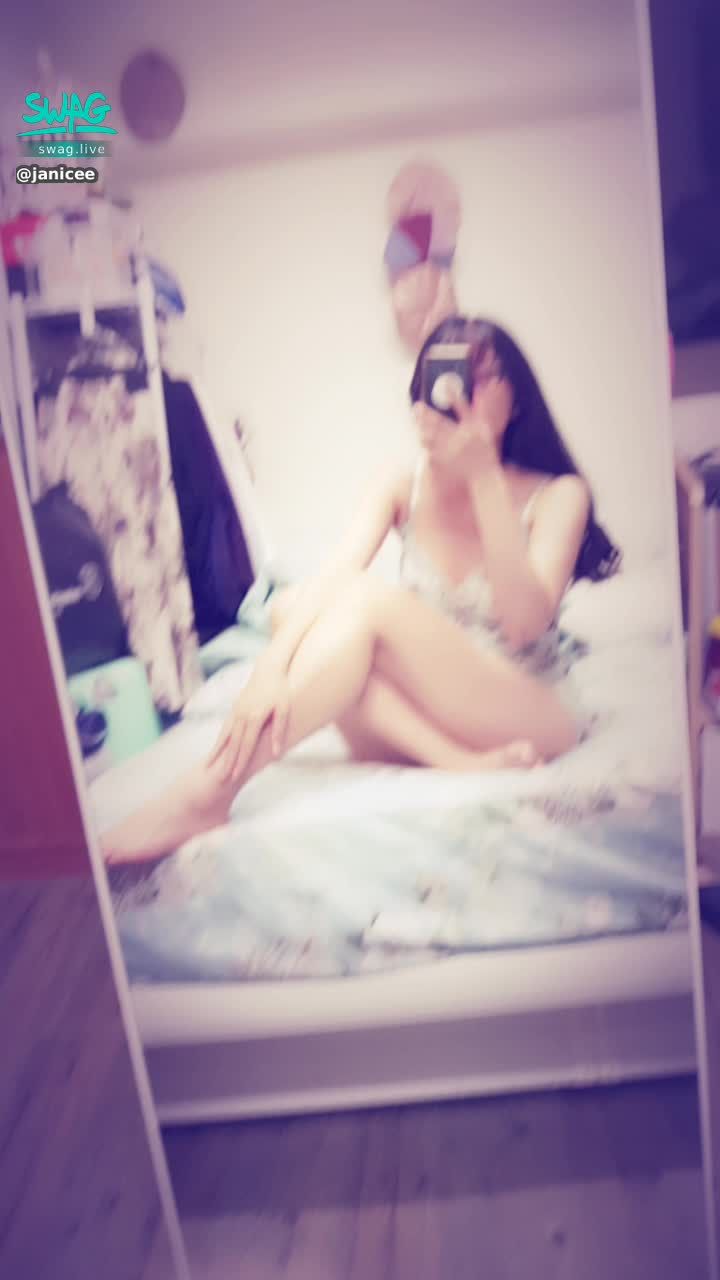 janicee : 床上的M字腿💋
敞開雙腿💖
當你的點心😈
綴著蕾絲的包覆💙
M shape💓