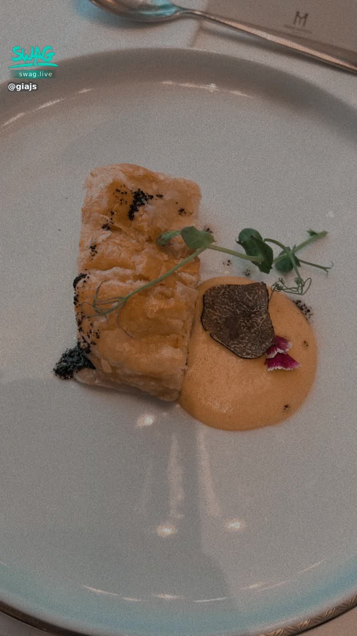  : He calls it vegetable pie with pumpkin bubbles and fresh black truffles 🤤🤤🤤
This is the first time I feel that such a healthy food is delicious