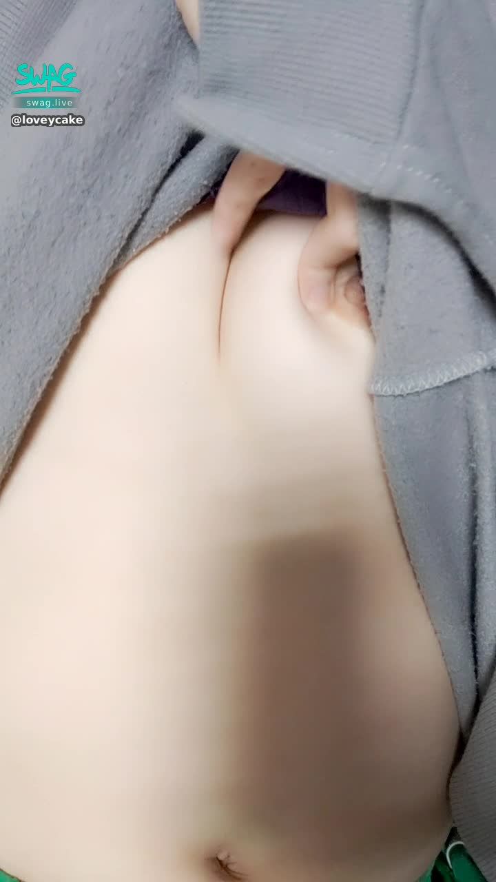 l*******e : 把衣服往上掀 兩粒奶球直接彈出來見大家🔞聽說多揉胸部會變大🈲可是我不太會 有沒有哥哥可以教我怎麼揉嗎🥰