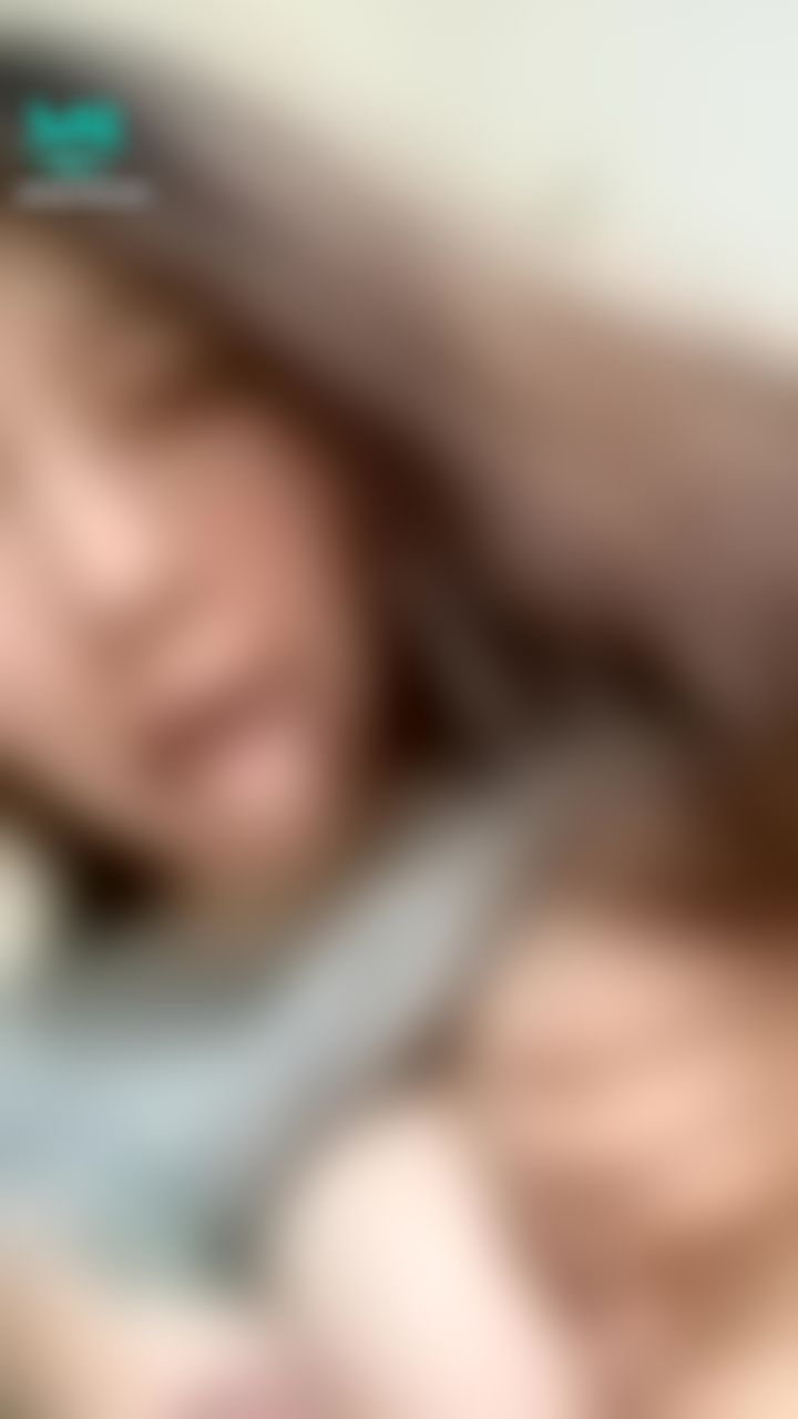 hua_063 : 騷姊姊好想要….舔著自己的胸部…在吸著棒子❤️想要放進來了啦🔥🔥🔥露臉❤️這表情一定讓寶貝硬邦邦